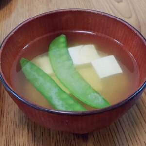 我が家の定番☆絹さやと豆腐の味噌汁